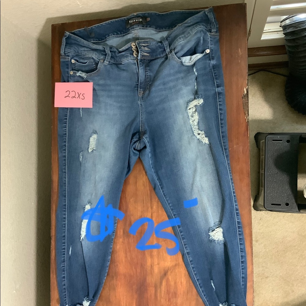 Torrid distressed jeans with three buttons and zipper